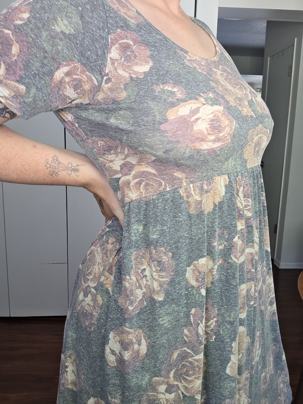 Floral Scoop Neck Midi Dress in Grey Green